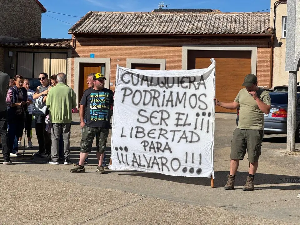 concentración en apoyo a Álvaro en Olleros de Tera   (12)
