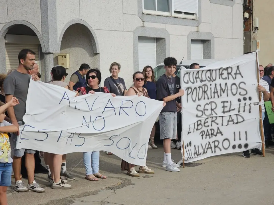 manifestación por Álvaro en Olleros de Tera    (3)