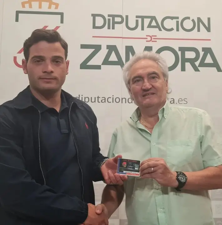 Pedro Gallego, hizo entrega del carnet de socio al diputado de Deportes y Juventud, Juan Del Canto