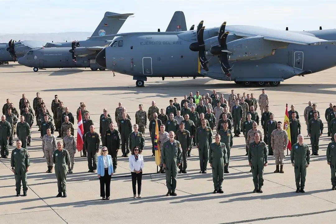 La ministra de Defensa, Margarita Robles, junto al Rey durante su visita a las instalaciones de la Base Aérea de Zaragoza