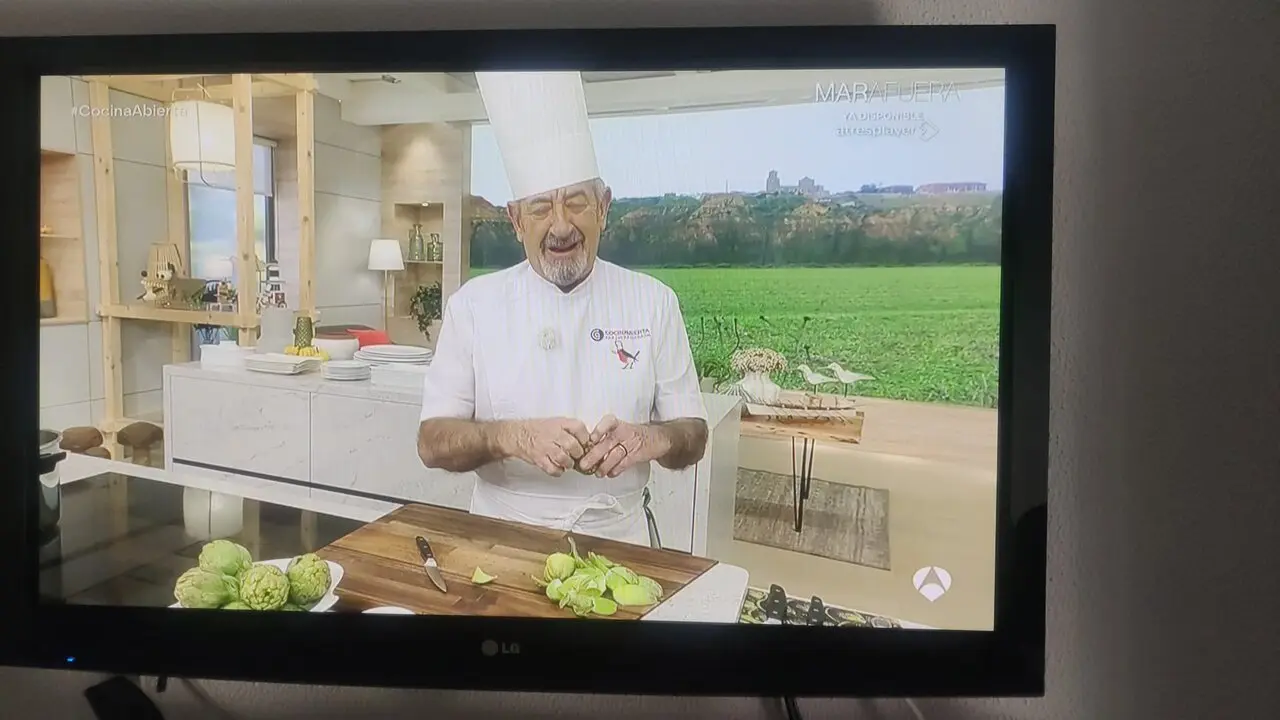 Carlos Arguiñano cocina con Toro de fondo