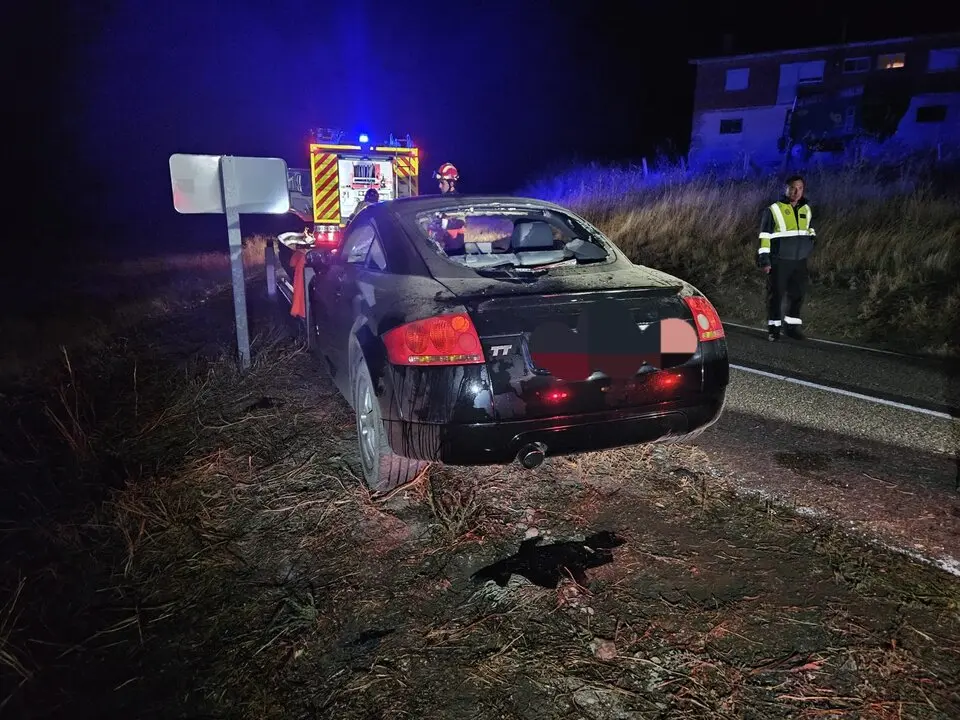 Accidente coche vehículo impacta con una bionda Almaraz del Duero
