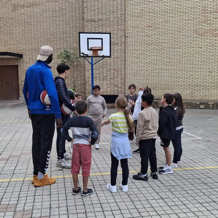 CB Zamora visitan la Divina Providencia