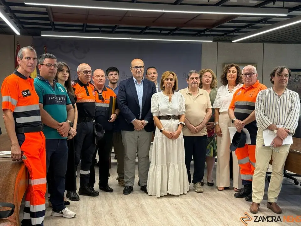 El delegado territorial de la Junta de Castilla y León con representantes de Cruz Roja, agrupaciones de Protección Civil de Benavente, Zamora, Alcañices y Villaralbo, así como con el sector del transporte en autobús