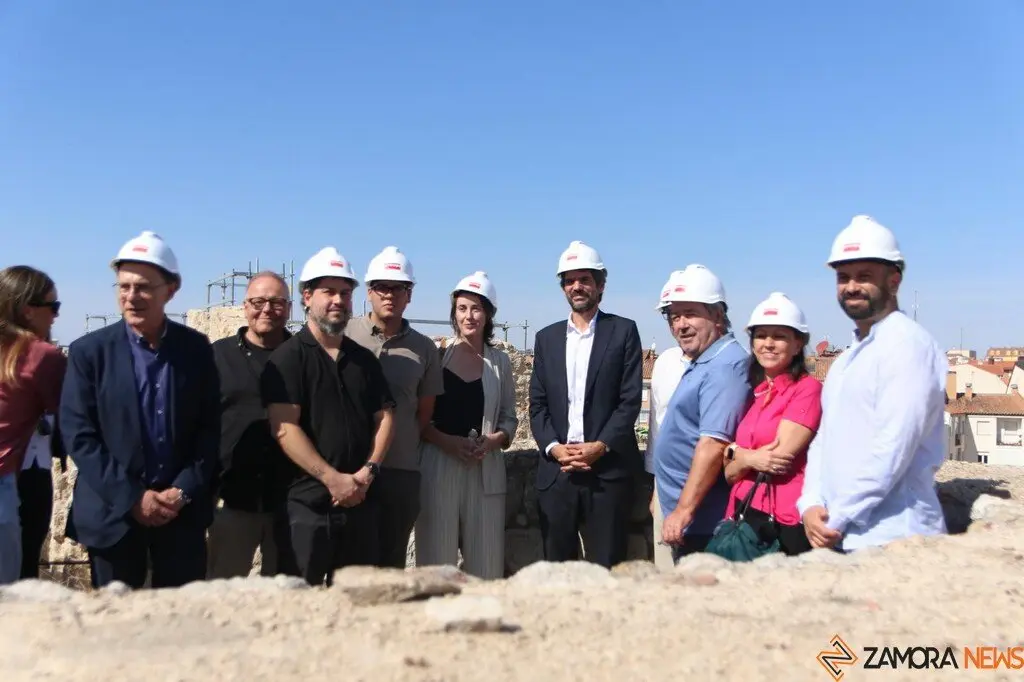 El Ministro de Cultura, Ernest Urtasun, visita las obras de la muralla de Zamora_6