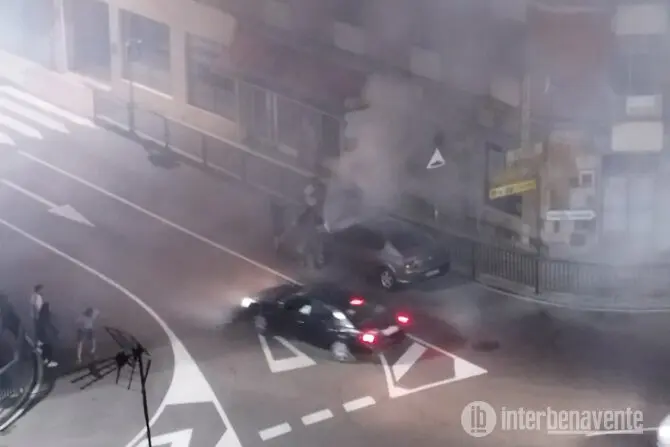 un coche se incendia en Benavente. IMAGEN INTERBENAVENTE