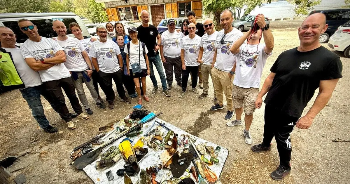 voluntarios en la limpieza del Lago de Sanabria  (2)
