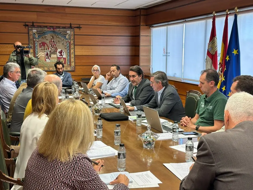 Juan Carlos Suarez Quiñones se reune con la Mesa de la Madera