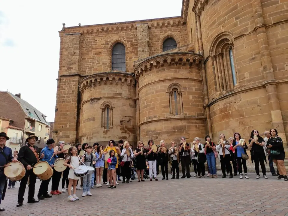 Escuela folklore por las calles de Benavente 