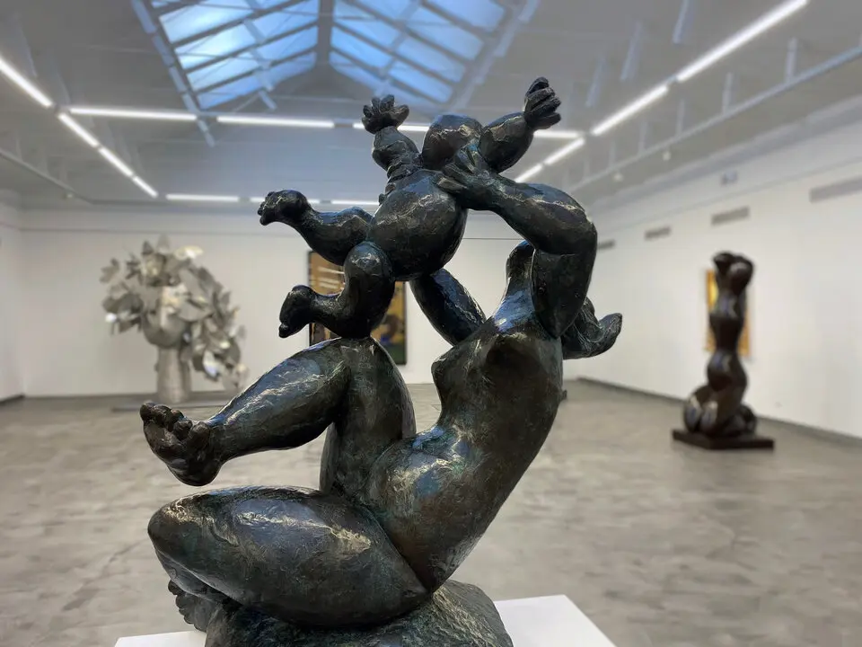 La obra “Madre y niño”, de Baltasar Lobo (1987), una de las piezas de gran formato que estarán presente en la muestra Madrid Luxury Art de Madrid.