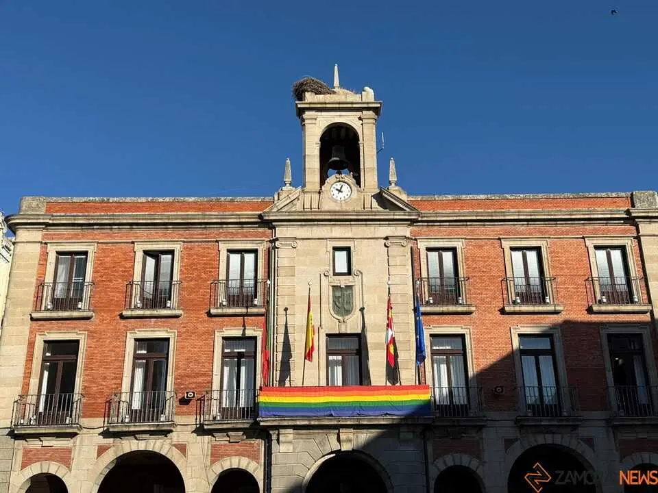 Zamora viste bandera LGTBIQ+