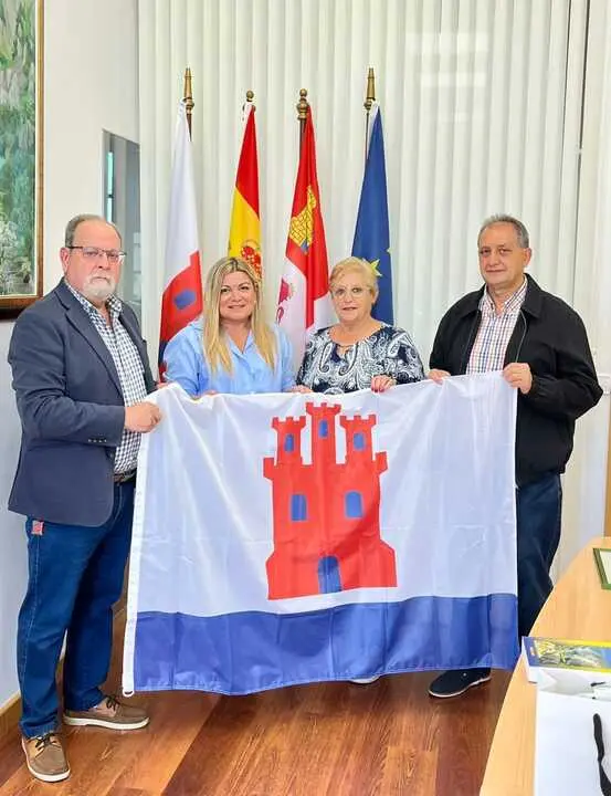 Fermoselle hace entrega de la bandera del municipio al Centro Zamorano en Buenos Aires