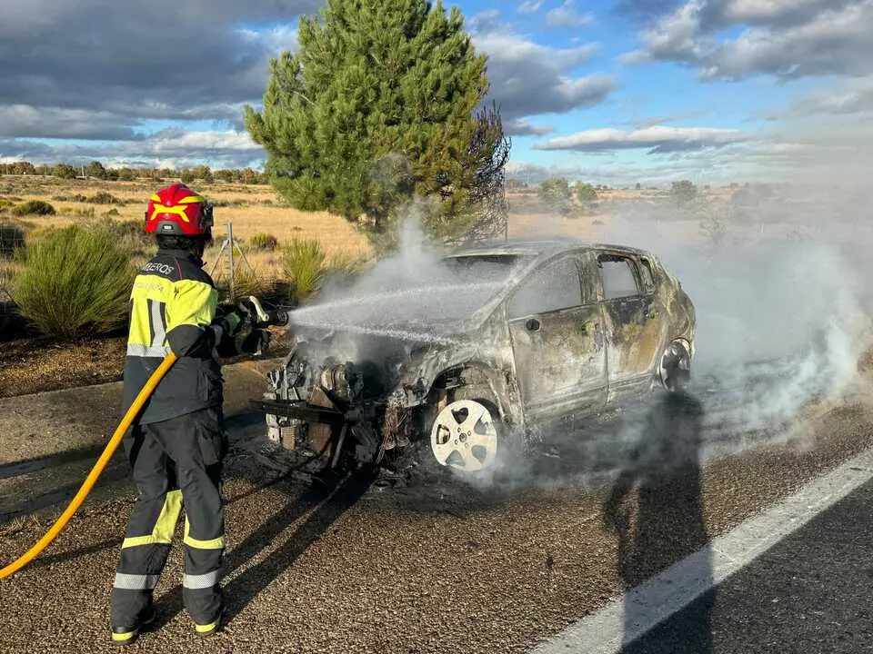 un coche se incendia en Rionegro del Puente