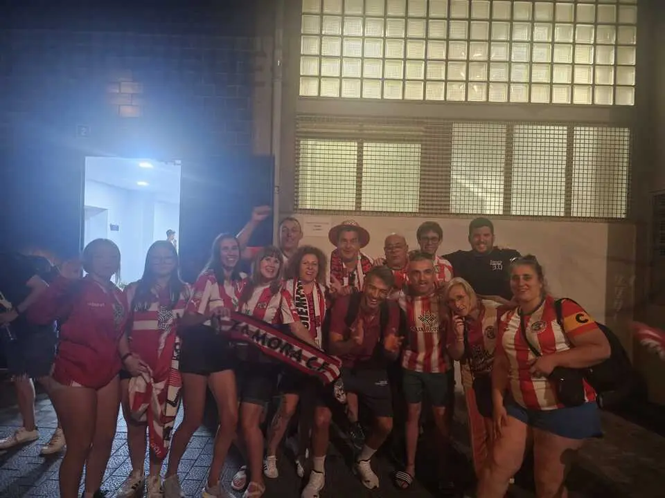 Aficionados del Zamora con el jugador Aitor Sanz