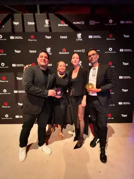 Javi Garduño, María su pareja y Iosu Álvarez junto a Ingrid los clientes de Connect 4 (el vino)