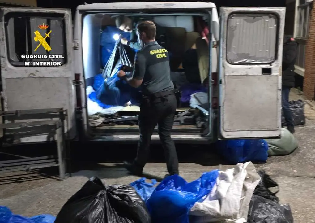 Interceptado en Corrales del Vino un furgón cargado de imitaciones de ropa y calzado de marca (2)