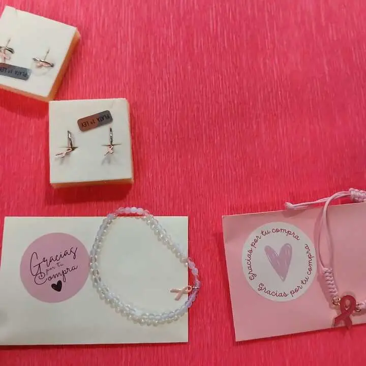 Pulseras y pendinetes camapaña contra el cancer de mama Asociación Unidos Contra el Cáncer Toro y Provincia
