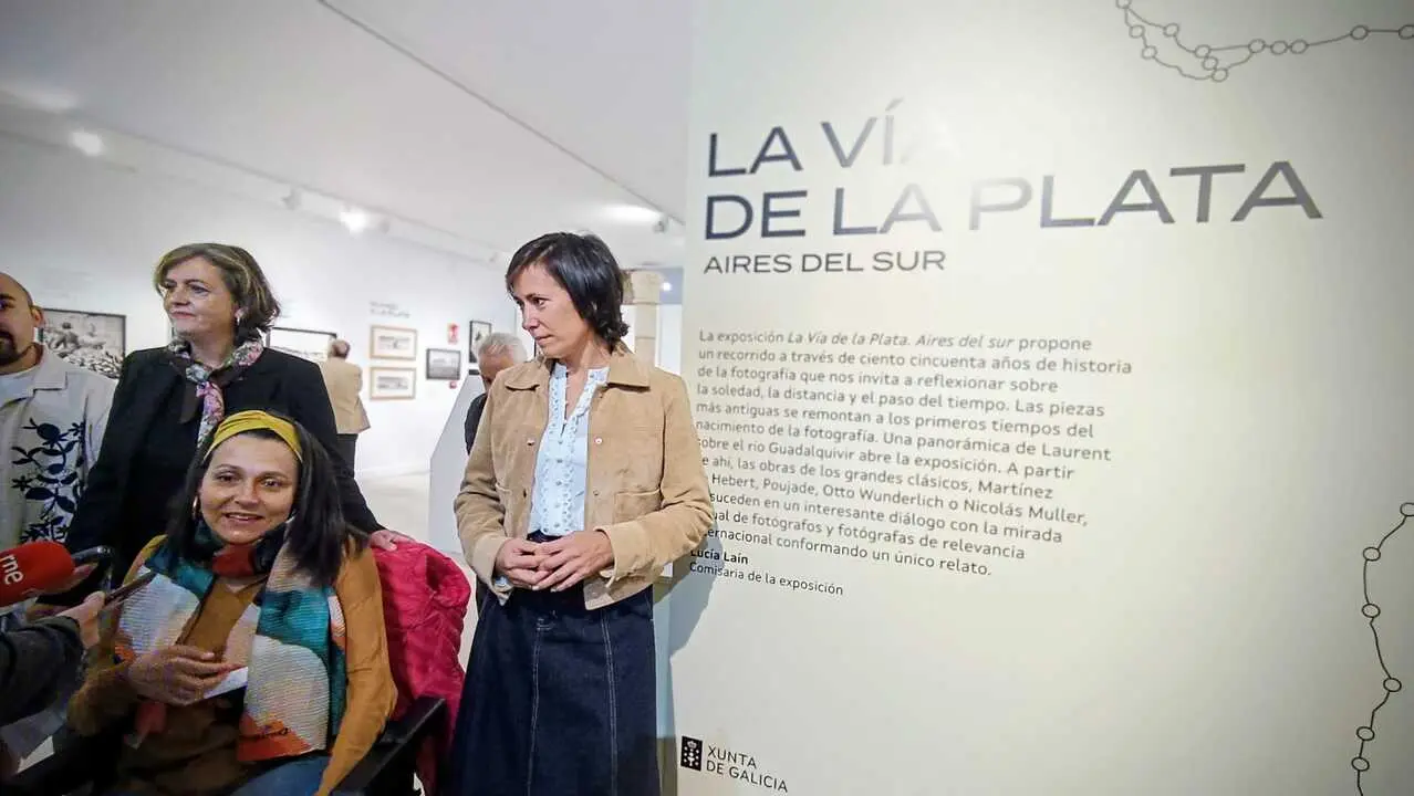 La concejala de Cultura junto con Ana Isabel Vázquez y ala comisaria de la muestra Lucía Lalín