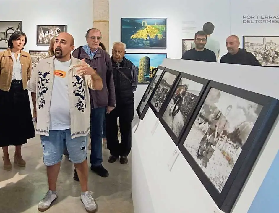 José Antonio Pascual explica las fotografías cedidas a la exposición en la Alhóndiga