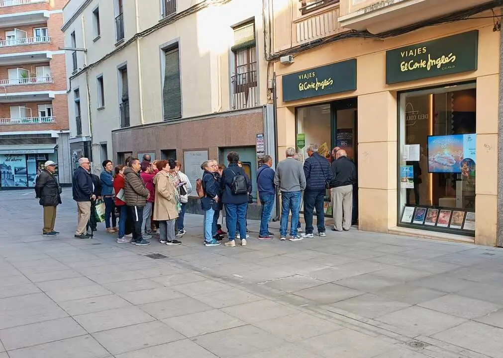 Cola en una agencias de viajes de Zamora