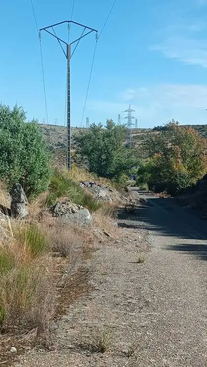 Camino de la central nuclear incabada en Moral de Sayago