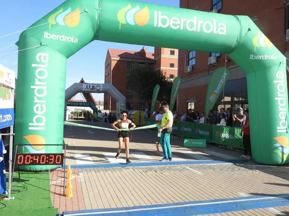 Veronica Sanchez EN EL MOMENTO de entrar en meta carrera de la Guardia Civil