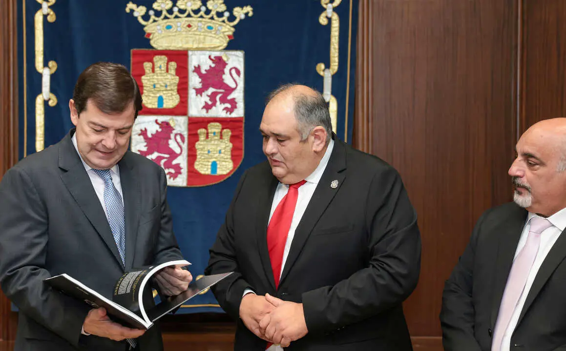 Reunión con el presidente Mañueco y el abad Cofradía de Jesús Nazareno de Zamor