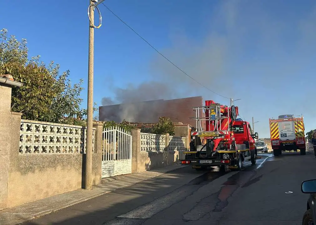 Incendio en una vivienda en Corrales del Vino_1