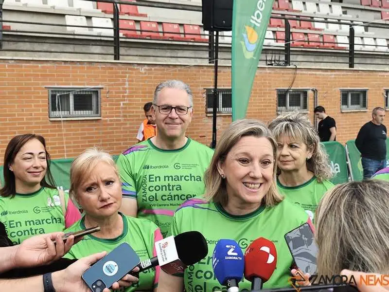 Isabel Blanco y Leticia García en la marcha contra el cáncer de Zamora 