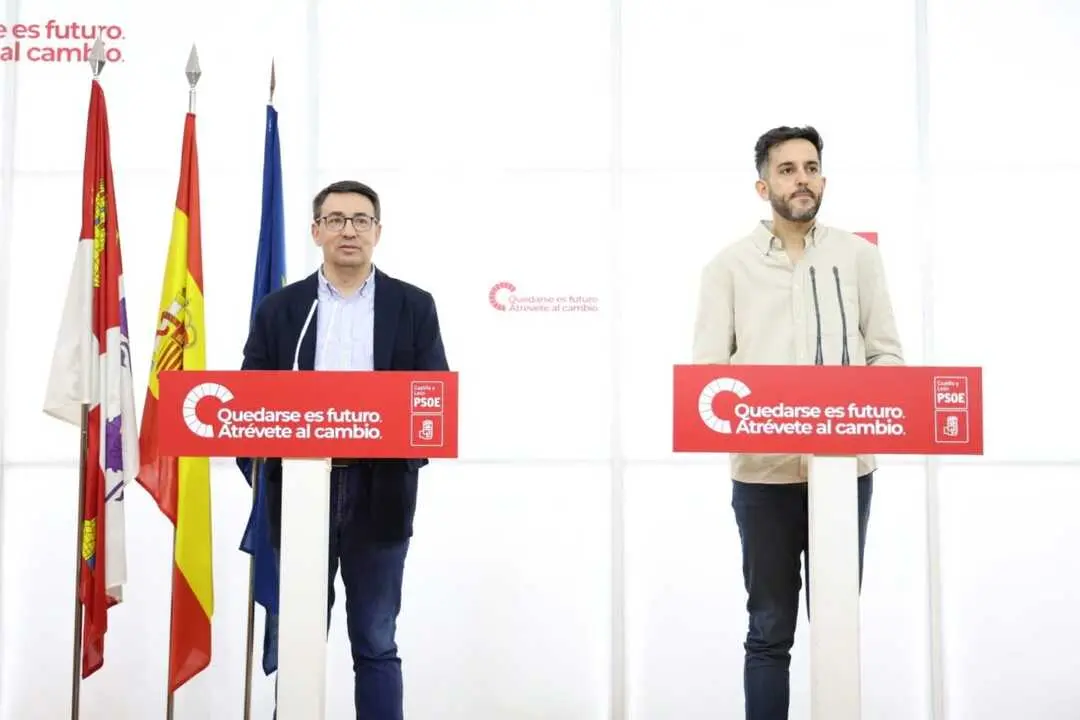El secretario de Educación, Javier García, y del portavoz del área en las Cortes, Fernando Pablos