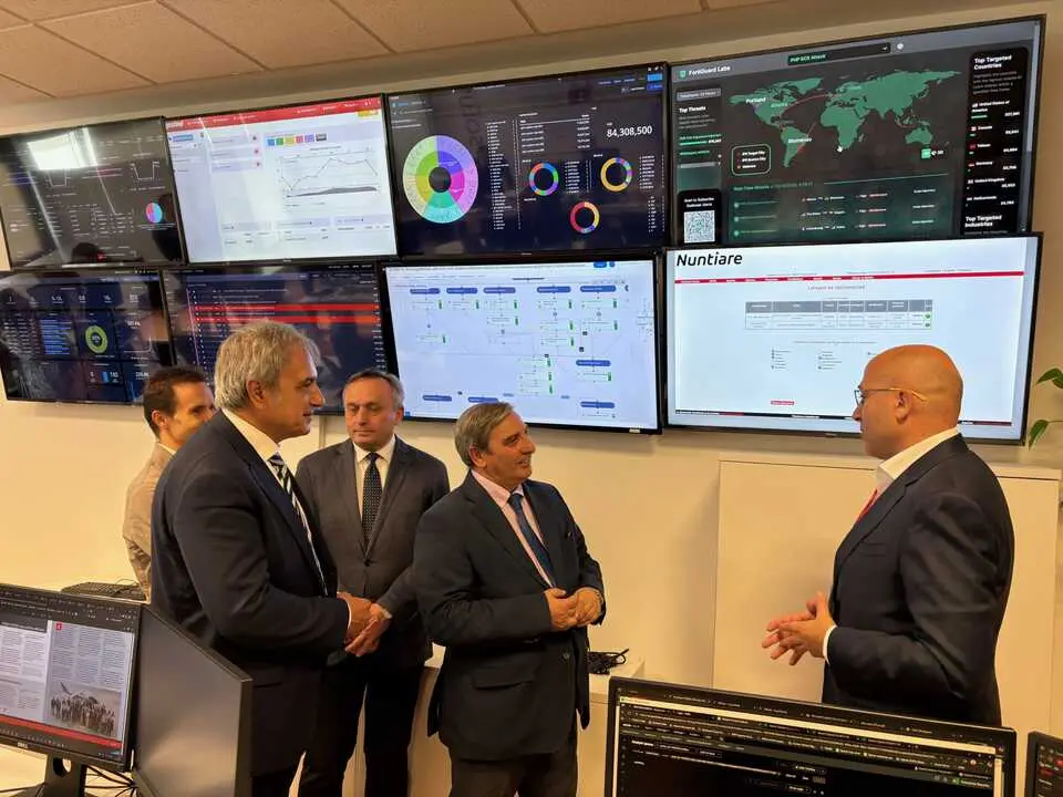 visita al centro de operaciones de seguridad