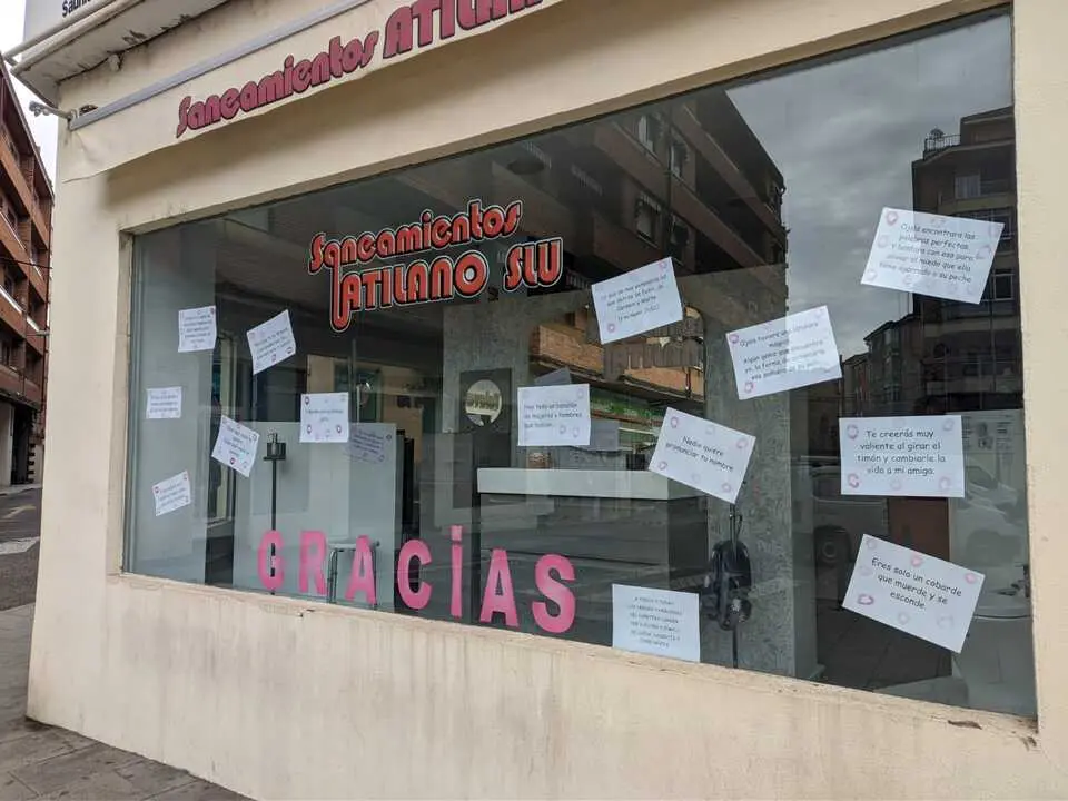 Escaparate adornado con mensajes para los enfermos de cáncer