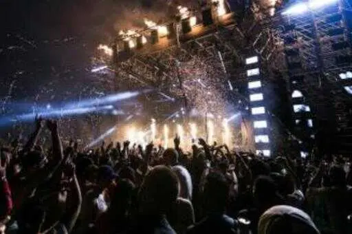 Escenario y publico de un festival de música