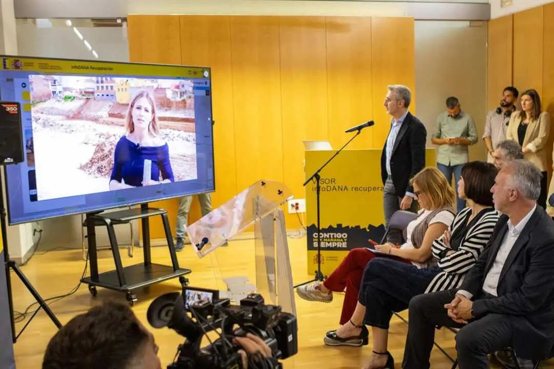 El ministro de Política Territorial y Memoria Democrática, Ángel Víctor Torres, junto a la ministra de Ciencia, Innovación y Universidades, Diana Morant, en la presentación del Visor DANA