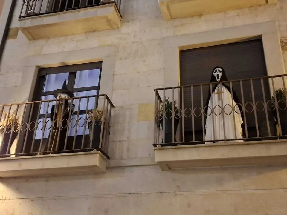 decoración Halloween en un edificio de Zamora