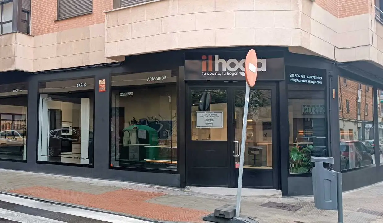 Otro negocio en la calle Santa Teresa