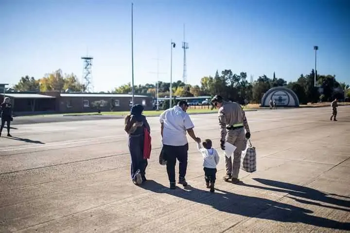 Uno de los pequeños pacientes, junto a sus familiares y una militar, durante el traslado