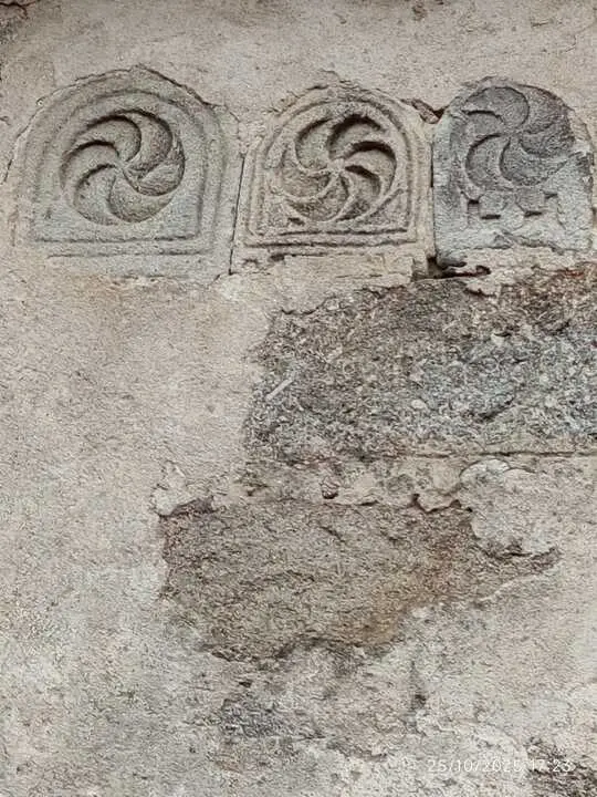 Estlas romanas en la fachada de una vivienda en Moral de Sayago