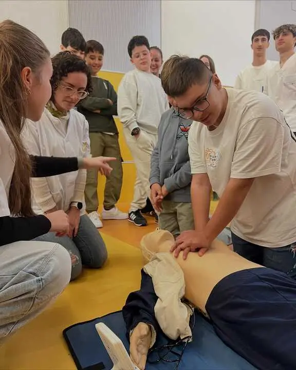 Taller de Primeros Auxilios en el Colegio Medalla Milagrosa(2)- imagen de redes sociales