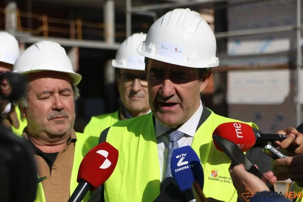 Quiñones atiende a los medios de comunicación en la visita a las obras de viviendas en Zamora