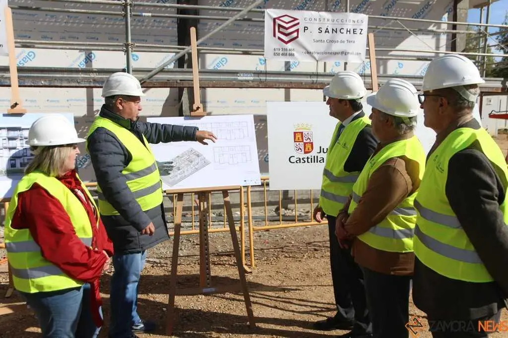 Quiñones atiende las explicaciones sobre las obras de viviendas en Zamora
