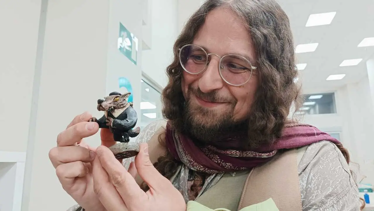 Elisardo muestra al hombre Lobo