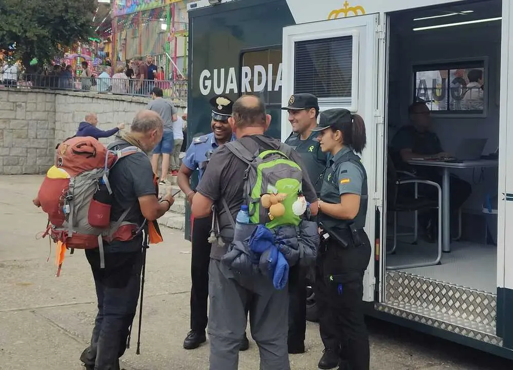 Guardia Civil  con peregrinos
