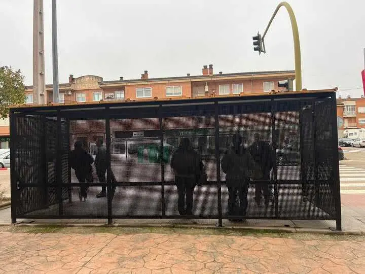 Usuarios en la parada. Foto Facebook