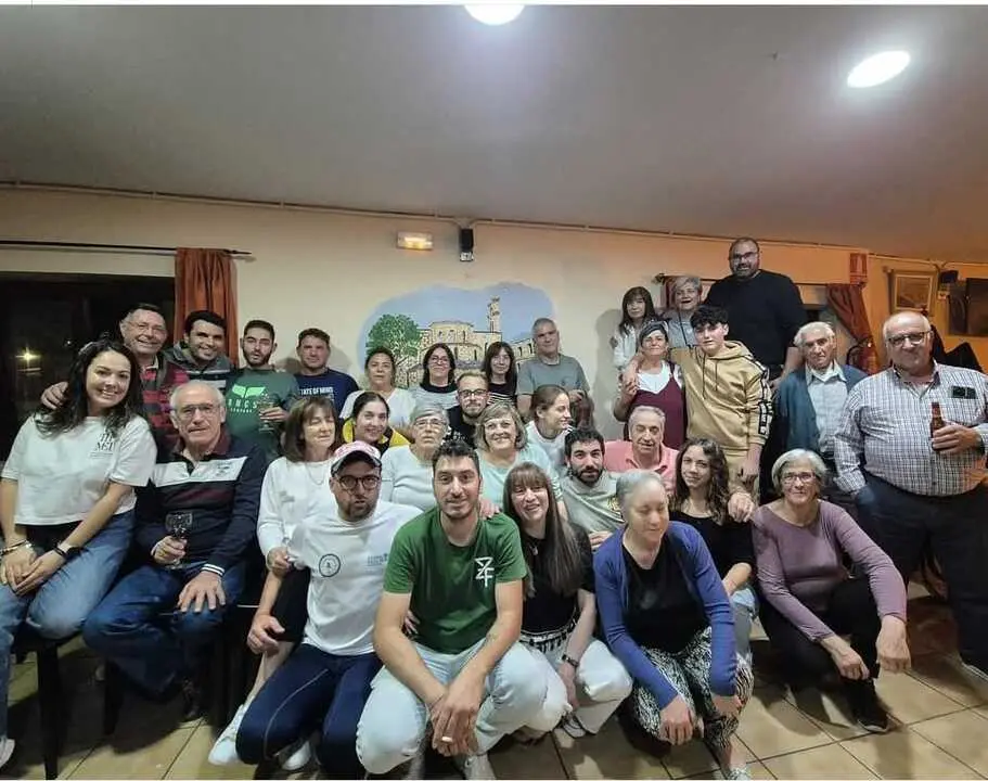 los vecinos del pueblo despidieron a Kili y Loli que son la pareja que ha gestionado el Teleclub durante muchos años. Foto cedida