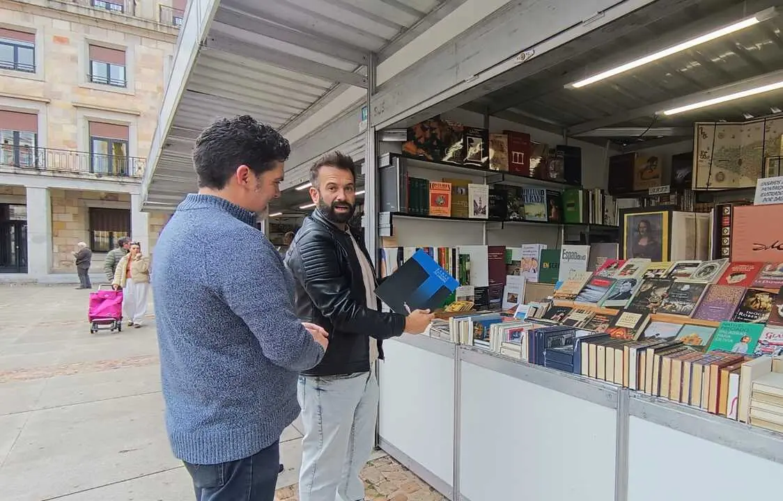 David Gago y Abel Beitio, en uno de los puestos de la Feria de Libro antiguo