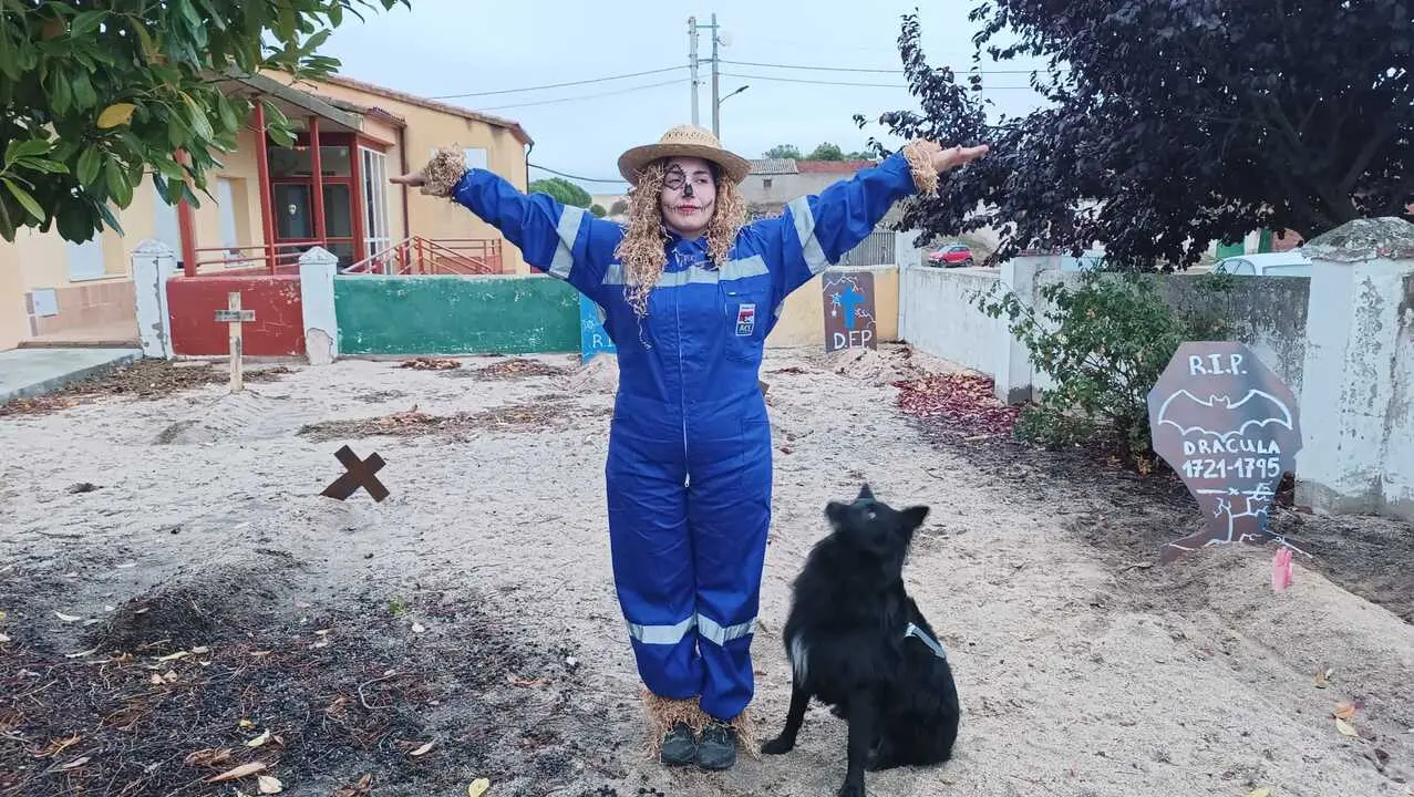 Espantapájaros en el cementerio improvisado en las Escuelas