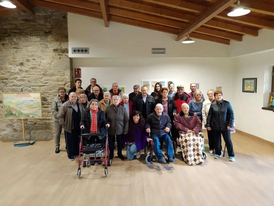 La residencia de Villardeciervos visita la exposición de Omar Nogales - imagen redes