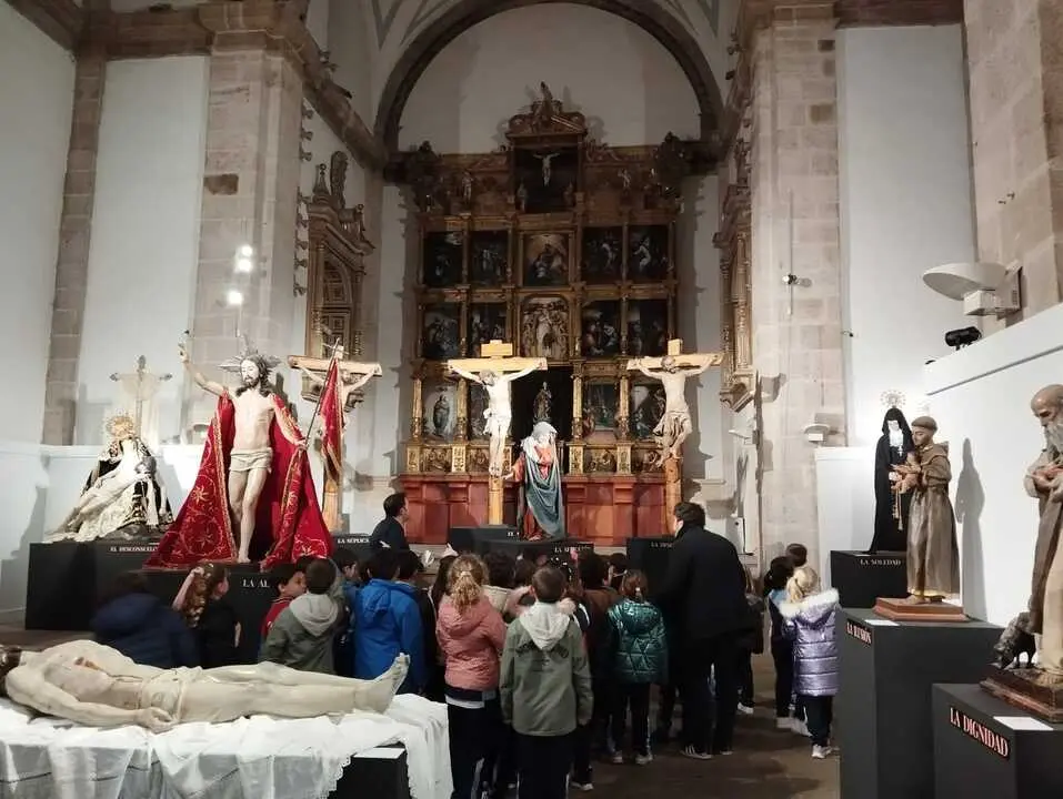 Alumnos del IES Fuentesaúco y Amor de Dios en la exposicion Espejo del Alma_2