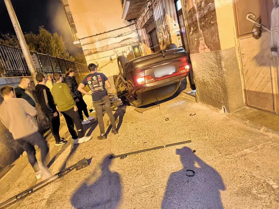 un vehículo vuelca en la Avenida de Vigo